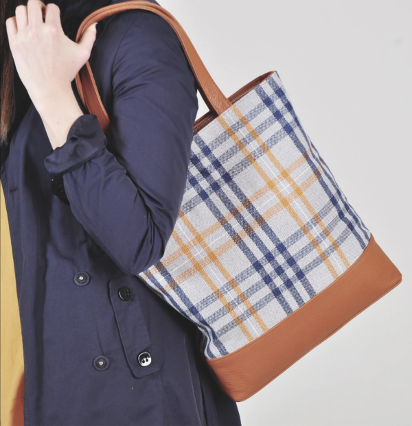 Una Vita Leather weekend bag with textile design